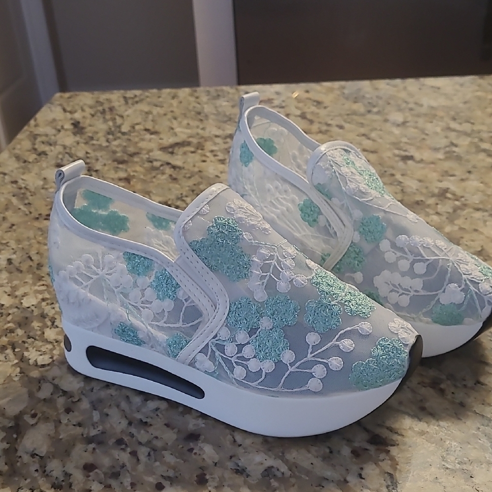 Elegant Floral Lace Women's Sneakers